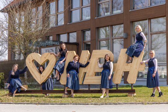 gruppenbild_maedels_buero.jpg